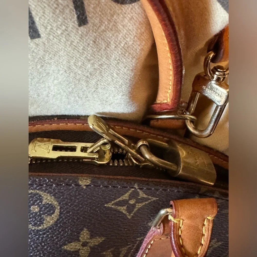 Louis Vuitton Ellipse MM w/Branded Dust Bag & Crossbody Stap